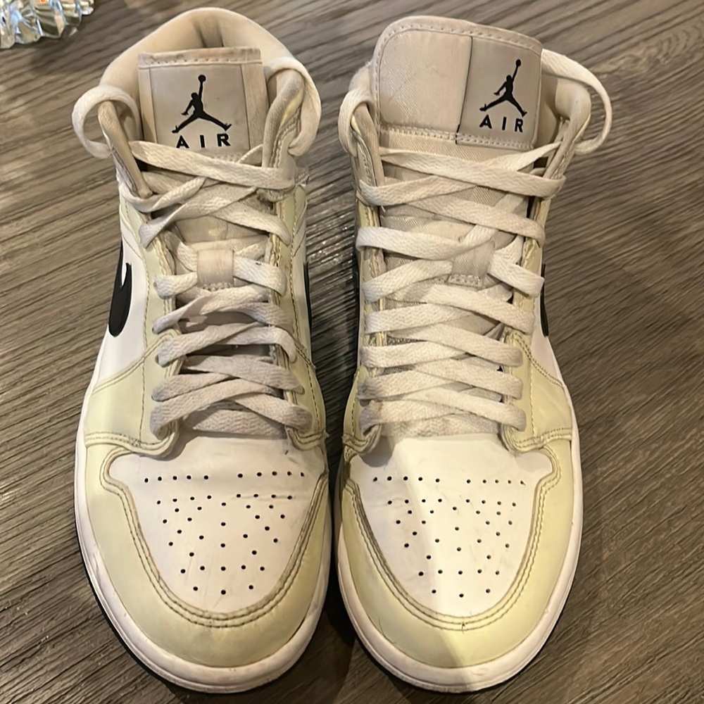 Air Jordan 1 Mids coconut milk